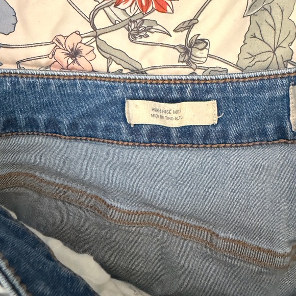 ✨ Universal Thread High-Rise Mid Denim Shorts ✨ - Picture 4 of 4